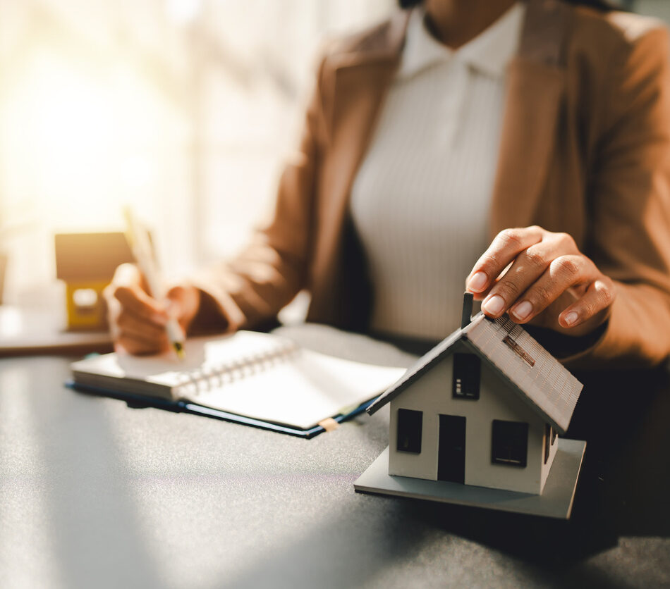real estate agent Delivering sample homes to customers, mortgage loan contracts. Make a contract for hire purchase and sale of a house. and home insurance contracts, home mortgage loan concepts